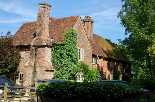 Figure 1. Old Rectory, Headbourne Worthy, Hampshire (1406i (hall); 1411–44i (crosswing)); see p. 78 (photo: © Bill Fernie).