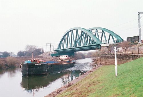 FIGURE 18. Newark Dyke Bridge as completed 2000, showing needle beam. Author’s collection