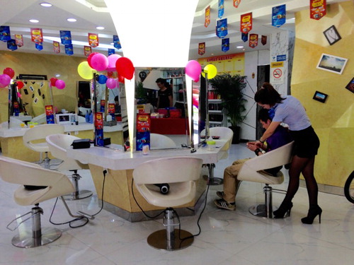 Figure 1. A snapshot of the hair and beauty salon Xiaorui works in.Footnote2