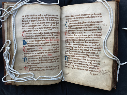 Plate 3. This opening of the Second Hunsingo Manuscript shows, top left, the conclusion to Five Keys of Wisdom, followed by four riddles, each announced by a coloured Lombard. The second riddle carries the rubric ‘fon thrim brotherem’ (about three brothers), the third and the fourth have ‘Item’ as their rubric. Then follow the three exceptions, ‘wende’, to the Sixteenth Landlaw, beginning with the claim that Our Lord (‘use drochten’) established compensations and fasts for every crime. The capitals mark no hierarchic distinction for these texts. (Leeuwarden, Tresoar, R3, pp. 20–21; ca. 1325–50. Photo: Riemer Janssen. Reproduced with permission).