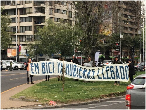 Figure 6 Santiago activists display a banner reading ‘on the bike you would already be there’ during the national Car-Free day in 2018. Photo by author.