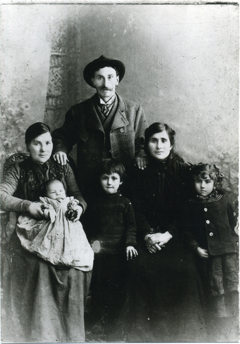Figure 1. The Ernst family, East Prussian Sinti, ca. 1905 (Archiv Dokumentations- und Kulturzentrum Deutscher Sinti und Roma).