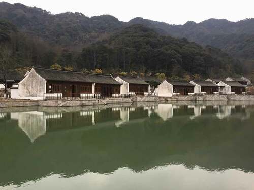 Figure 6. Hotel rooms around the central reservoir in Ahn Luh Lanting.