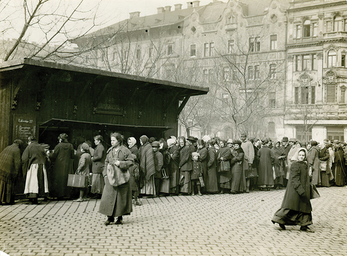 Figure 1. People queuing for potatoes in front of the Market Hall in Rákóczi square in Budapest in 1915. Photograph by: János Müllner, Fortepan/National Széchényi Library [Országos Széchényi Könyvtár], Budapest, Hungary.