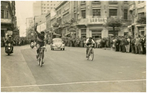 Figure 2 First Prosdócimo championship, on 5 April 1952. Behind the bikes a car, from where Marumbi radio station made live transmission of the race.Source: Adyr de Lima in Fernandes (Citation2012).