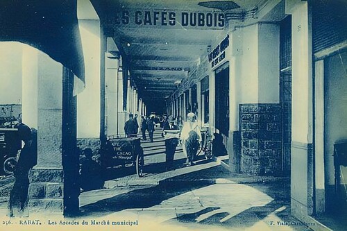 Figure 4. The arcades of the Central Market. Source: Postcard, 1925 (Author’s collection).
