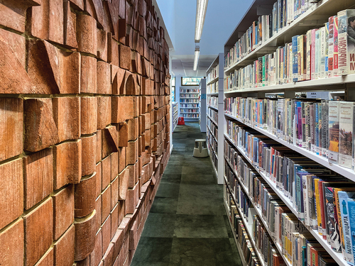 Figure 23. Yad-Labanim Kfar Saba: Moshe Saidi’s oeuvre—clay brick wall; photo: author, 2022.