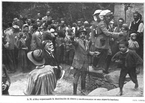 Figura 6. “El Rey organizando la distribución de dinero y medicamentos en una alquería hurdana” (La esfera, 8 julio 1922). © Pepe Campúa. Imagen procedente de los fondos de la Biblioteca Nacional de España.
