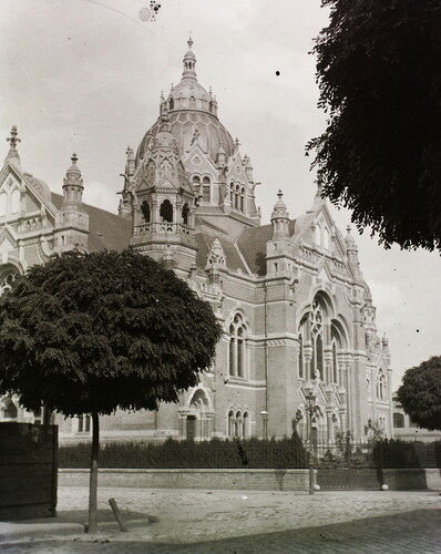 FIG 1 The South-Western façade of the New Synagogue, 1908. © Fortepan/Albin Schmidt.