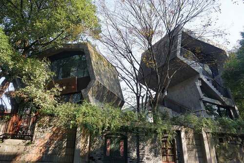 Figure 10. Two “Taihu-houses” are placed closely at the major intersection, old town conservation of Zhongshan Street (2007–09), Hangzhou (photo by author).