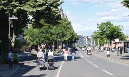 People using the open Mainkai street after road closure. Photo: B. Fonte.