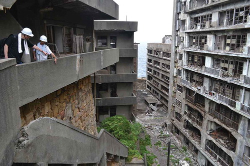 FIGURE 6  Hashima Island. Photo by Carina Fearnley; used with permission. (Color figure available online.)