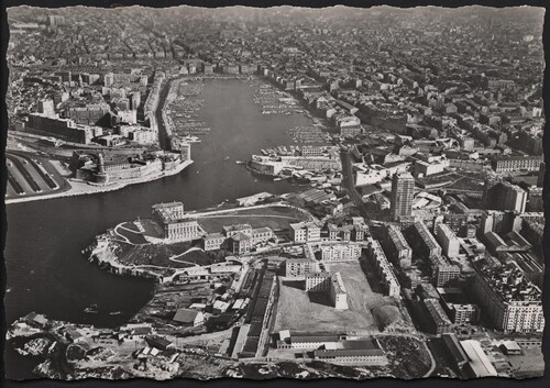 Figure 4. 1950 aerial view of the rebuilt Vieux-Quartiers (with Pouillon’s ‘immeubles’), Belsunce, the Vieux Port, and the Jardin du Pharo (from left to right). [6 Fi 6366 / Conseil départemental 13 / Archives départemental – Tous droits résérvés].