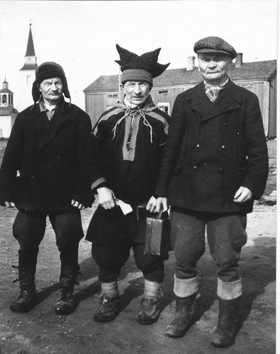 Figure 7. Máret-Niillas Pieski (on the right) as an evacuee in Österbotten during the winter 1944–45. Piera Porsanger is using a Sámi costume, while Niillas and Jouni Porsanger are dressed on Finnish garments.