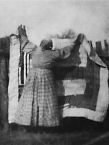 Figure 1. African American quilts in the vicinity of the Alabama River (possibly Gee’s Bend), Wilcox County, Alabama. Photograph attributed to Edith Morgan, circa 1900. Image courtesy Souls Grown Deep Foundation.