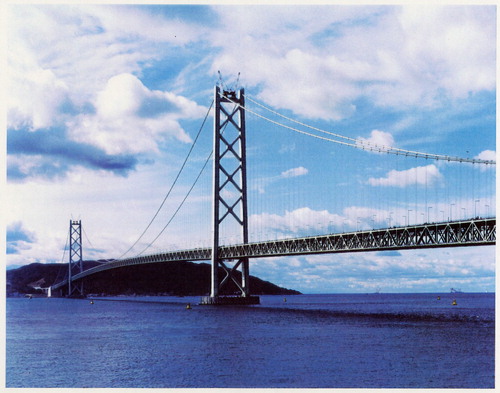 Figure 1. The Akashi-Kaikyo Bridge in Japan, the longest single-span suspension bridge, which relies on huge cables made from pearlitic steel. Photograph courtesy of Professor Nobutaka Yurioka.