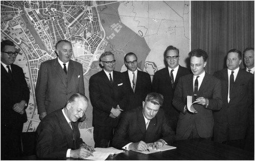 Figure 2. Signing of the contract (1964). Sitting on left-hand side: Utrecht’s mayor Coen de Ranitz. Right-hand side: Bredero’s CEO Jan de Vries.