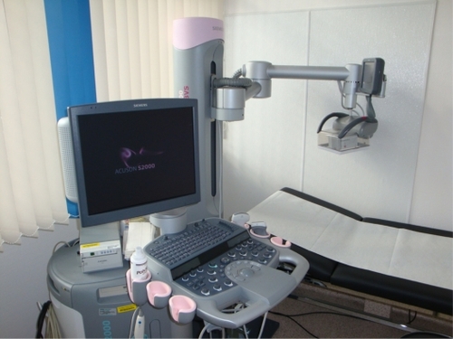 Figure 1 Installation of the ACUSON S2000™ ABVS ultrasound system. On the left-hand side is the ACUSON S2000™ machine, on the right-hand side is the 14L5BV volume transducer attached to a mechanical arm.