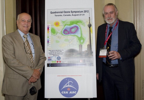 Fig. 2. Professeurs Christos Zerefos et Tom McElroy au Symposium quadriennal sur l'ozone de 2012. McElroy a livré le premier Brewer fabriqué, portant le no 005, à Thessaloniki, en 1982 (photographie gracieuseté de Tarasick Photography).