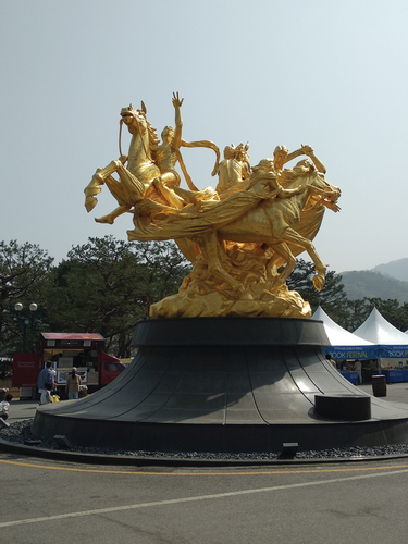 Figure 2. Equestrian statue, Let’s Run Park Seoul (Photograph by Author, 2023).