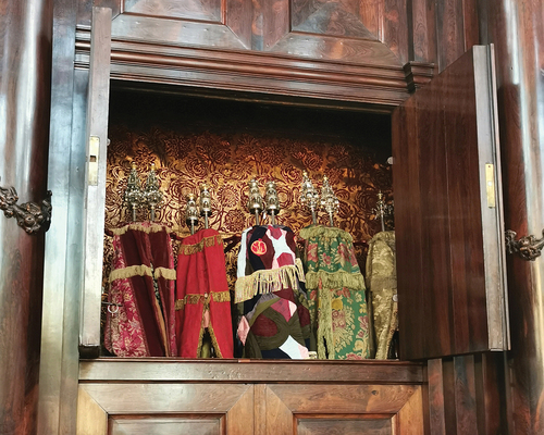 Figure 4. Mattijs van Bergen’s Torah mantle flanked by centuries-old ceremonial objects in the Snoge’s hekhal. Photo: Jewish Cultural Quarter, 2022.