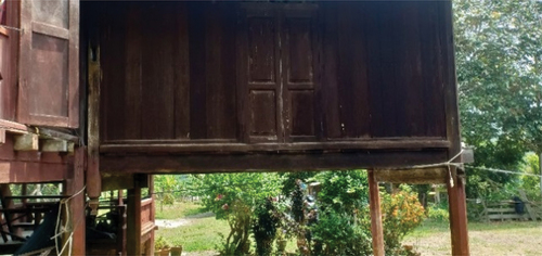 Figure 22. The rear view of Sali’s house demonstrating the placement of the buah buton (red circle) hanging from the ground as a section is divided by borders of varying widths, guiding principles on humanity’s relationship with God, which demonstrates that leaders and communities rely on each other.
