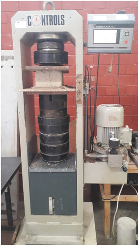 Figure 2. Controls press for compression tests.