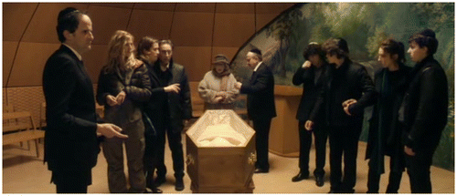 Figure 1. On se demande dans quel sens il faut tourner autour du cercueil (Wild Side Video).