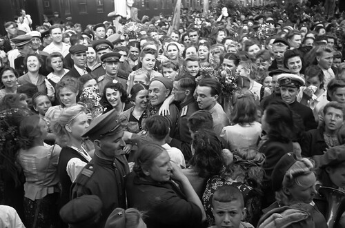 FIGURE 6 Veterans arriving at Moscow’s Belorussian Station on 21 July 1945, photographed by Arkadii Shaikhet. Reproduced courtesy akg-images/fine-art-images.