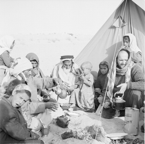 Figure 20: Tea time with the Āl Murra, Qatar, 1959 (Jette Bang photo / Moesgaard Museum).