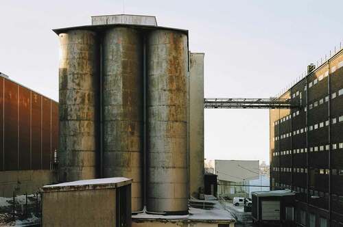 Figure 4. Silos at Havrekvarnen, Stockholm, with original aluminium-pigmented AP layers from 1928. Photo: Ankara 2011, Creative Commons.