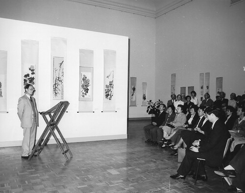 Abb. 1: Dr. Yang Enlin (l.) stellt im Jahre 1988 die Ausstellung von Malereien von Qi Baishi in der Ostasiatischen Sammlung des Pergamon-Museums vor. Mit Genehmigung des Zentralarchivs der Staatlichen Museen zu Berlin.