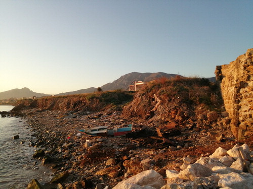 Figure 8. Rubble and filling materials of the Second World War, on which the sea produced a beach and a backwater coastal cliff, along the south coast of Palermo.