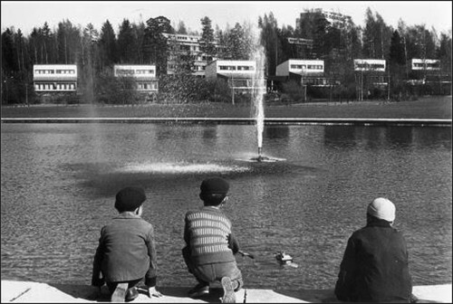 Figure 4. Silkkiniitty park and its aestheticized and amenitized nature, designed by Jussi Jännes. Photo: Teuvo Kanerva, between 1960 and 1969, Asuntosäätiö Archives/Espoo City Museum.