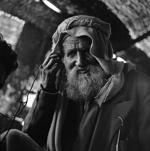 Figure 16: An al-Naʿīmī man listening to a recording for the first time, Qatar, 1959 (Jette Bang photo / Moesgaard Museum).